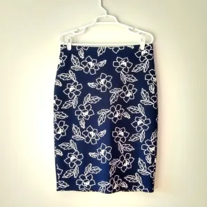 New York Clothing Co NYCC Navy Blue White Flower Pencil Skirt Bodycon Medium