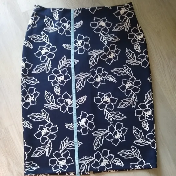 New York Clothing Co NYCC Navy Blue White Flower Pencil Skirt Bodycon Medium