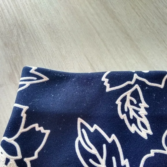 New York Clothing Co NYCC Navy Blue White Flower Pencil Skirt Bodycon Medium