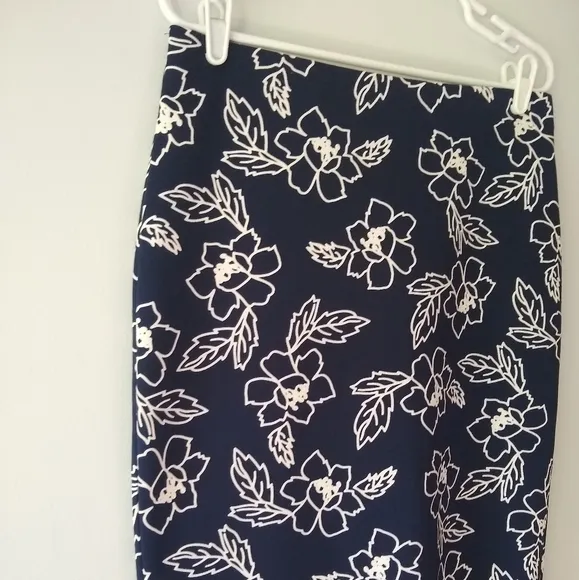 New York Clothing Co NYCC Navy Blue White Flower Pencil Skirt Bodycon Medium