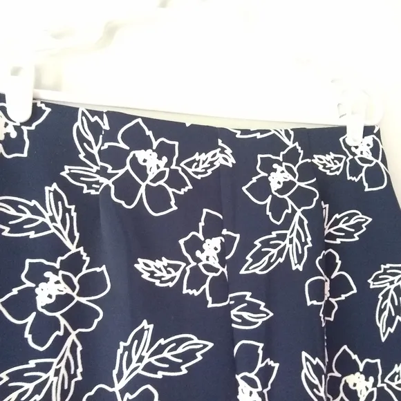 New York Clothing Co NYCC Navy Blue White Flower Pencil Skirt Bodycon Medium