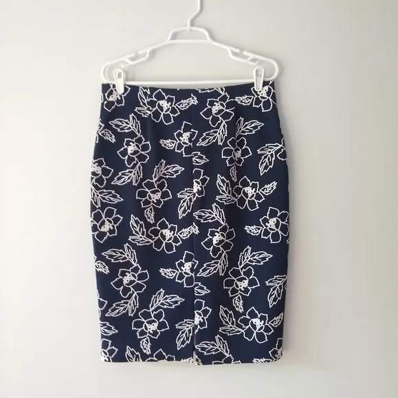 New York Clothing Co NYCC Navy Blue White Flower Pencil Skirt Bodycon Medium