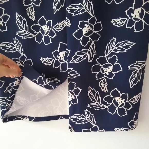 New York Clothing Co NYCC Navy Blue White Flower Pencil Skirt Bodycon Medium