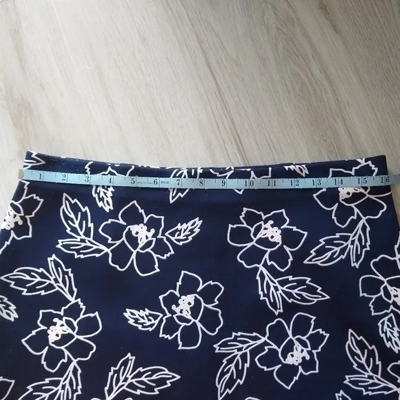 New York Clothing Co NYCC Navy Blue White Flower Pencil Skirt Bodycon Medium